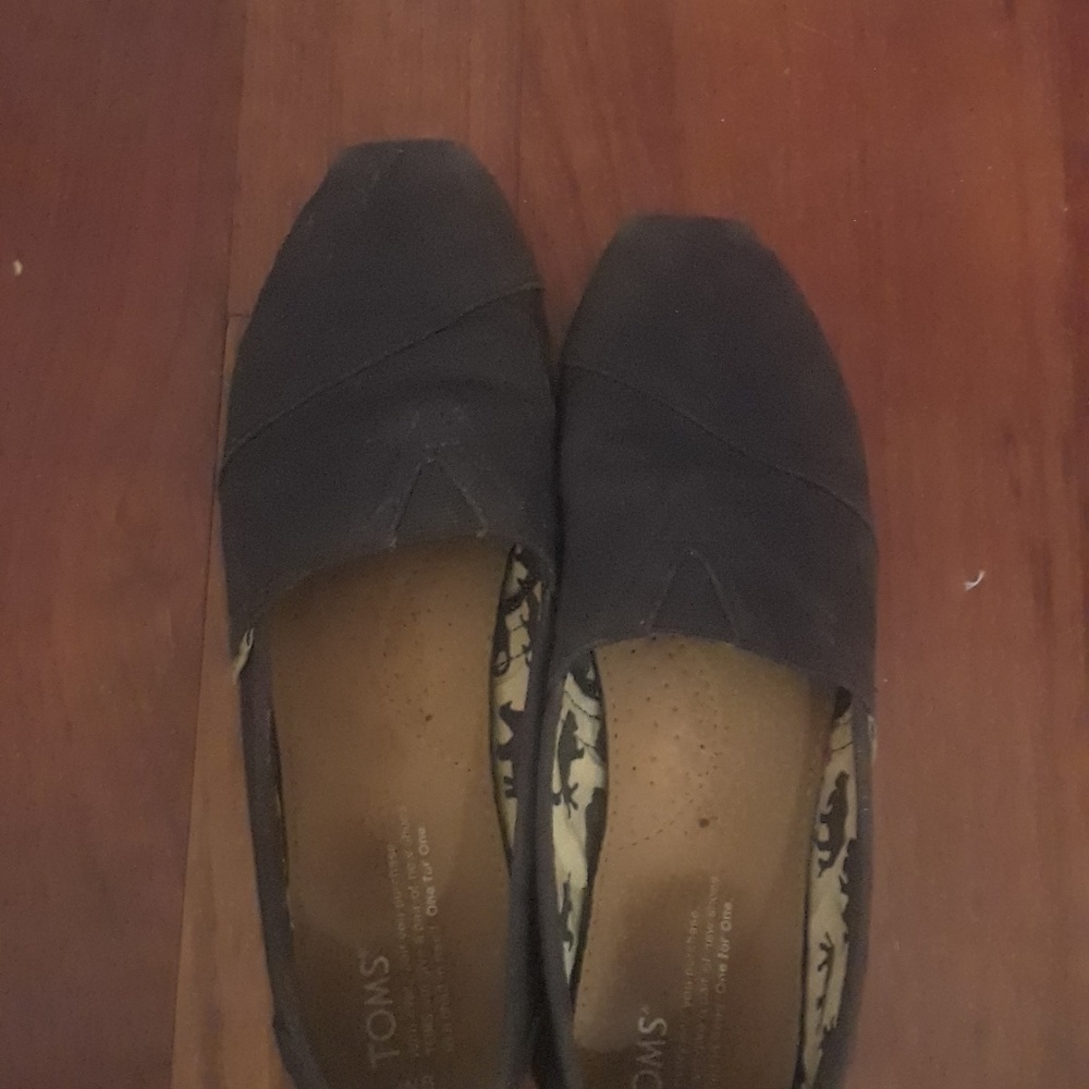 Navy blue size 8 Toms.